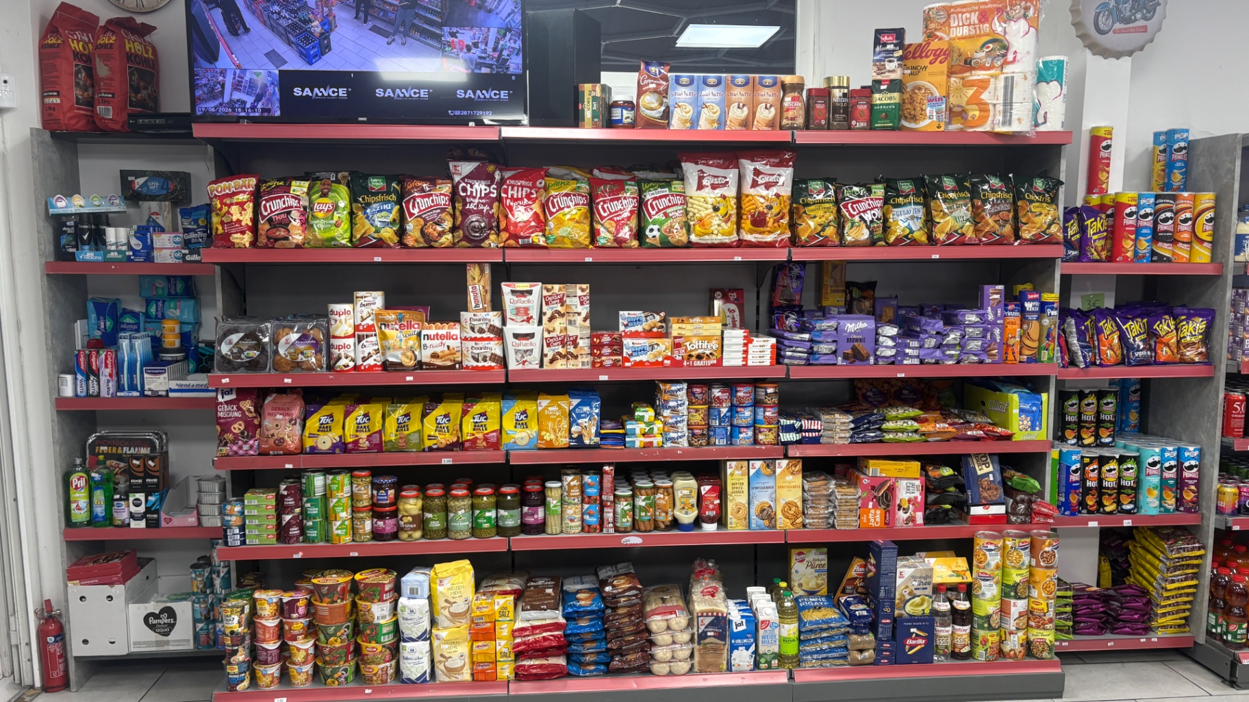 Regal mit Chips, Süßigkeiten und Lebensmitteln für den täglichen Bedarf