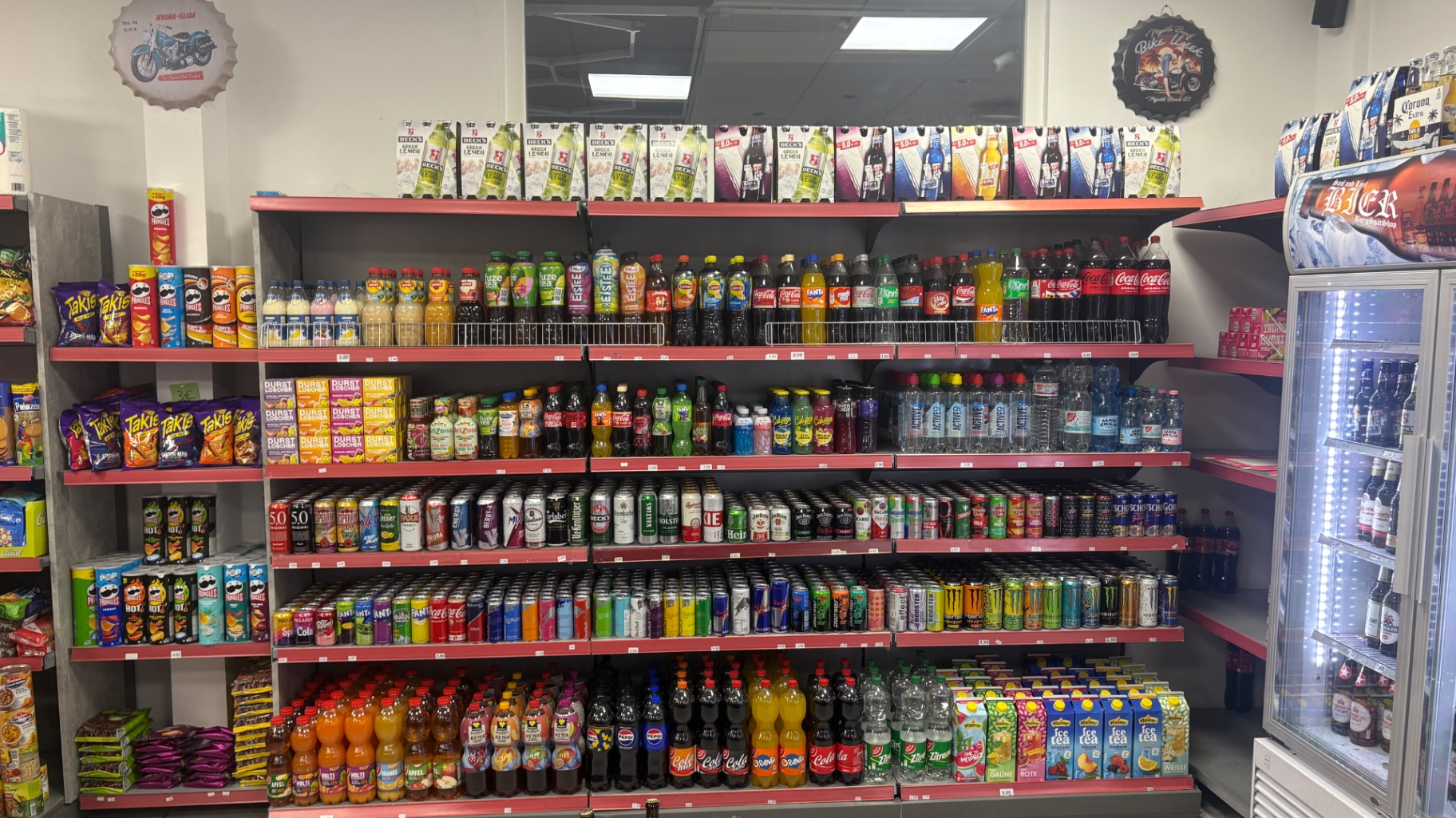 Große Auswahl an Softdrinks, Säften, Wasser, Bier und Energy-Drinks